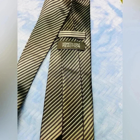 Kenneth Cole Reaction Silk Tie - Picture 3 of 5